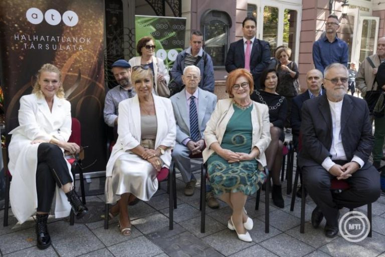 Felavatták a Halhatatlanok Társulata nyolc új tagjának lábnyomát Budapesten